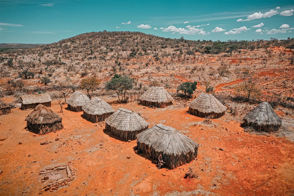 Village de cases traditionnelles en zone sèche, habitat touché par le changement climatique
