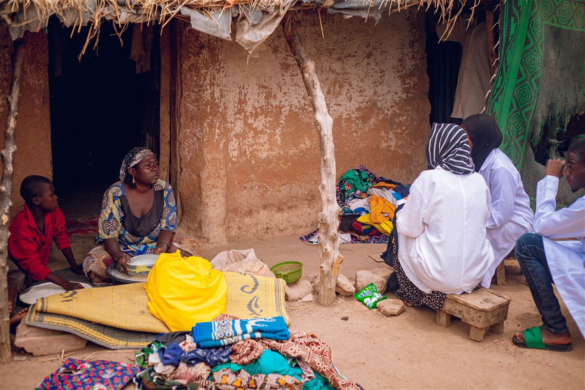 Visite d'une famille par les équipes de terrain, écoute et documentation des besoins