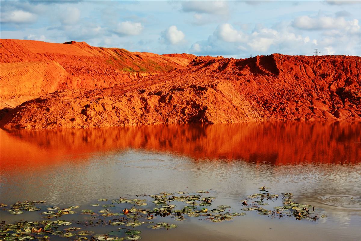 Terres rouges au bord d'un plan d'eau, ressources naturelles au Cameroun