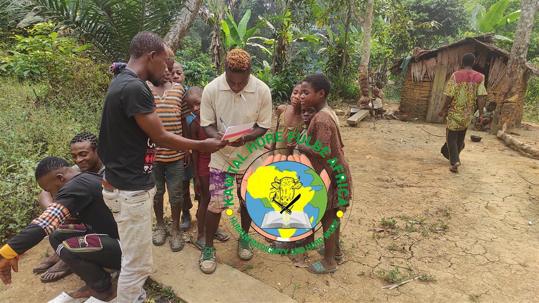 Agent KHFA recensant les besoins avec la communauté d'Akom II