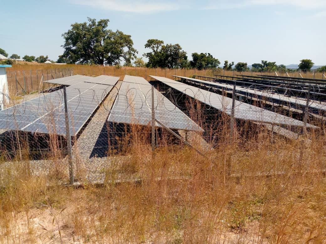 Champ de panneaux solaires installé en zone rurale au Cameroun